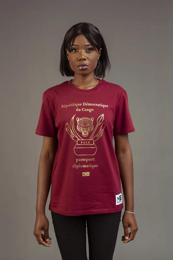 T-shirt Passeport rouge porté, de face